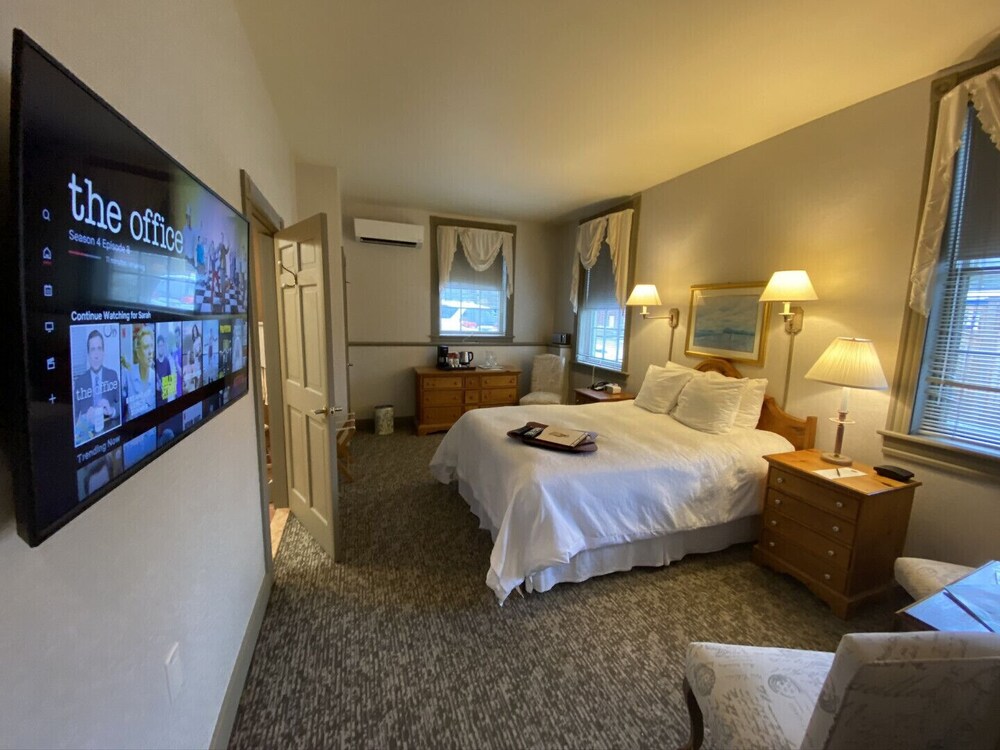 Romantic Boutique Hotel / Bed and Breakfast Standard Queen Handicap