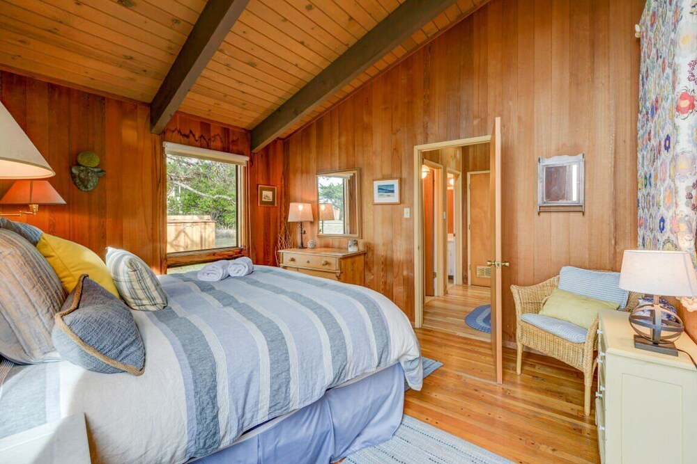 Sibley Rustic Oceanfront Getaway, Private Hot Tub, Walk to Beach