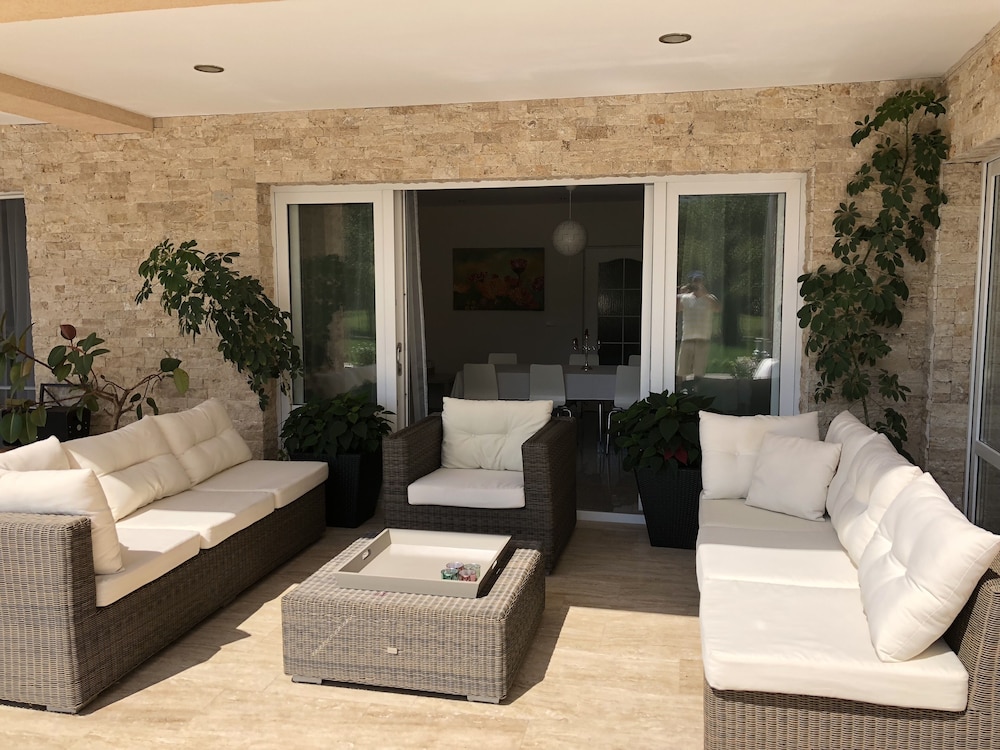 Luxury Villa With Swimming Pool in a Breathtaking Natural Environment in Vulcan, Romania
