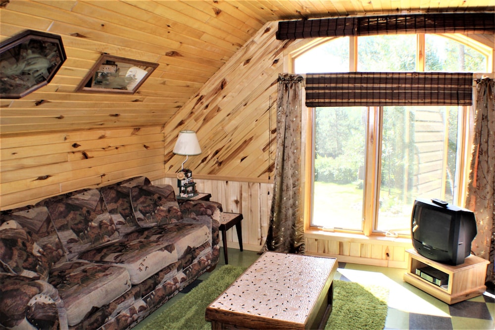 Serene Lake Side Loft Catering TO Adults With Great Fishing in Dunbar, United States