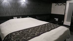 Minibar, free WiFi, linens