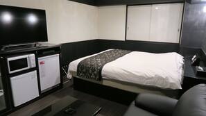 Minibar, free WiFi, linens