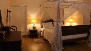 4 bedrooms, iron/ironing board, WiFi, linens