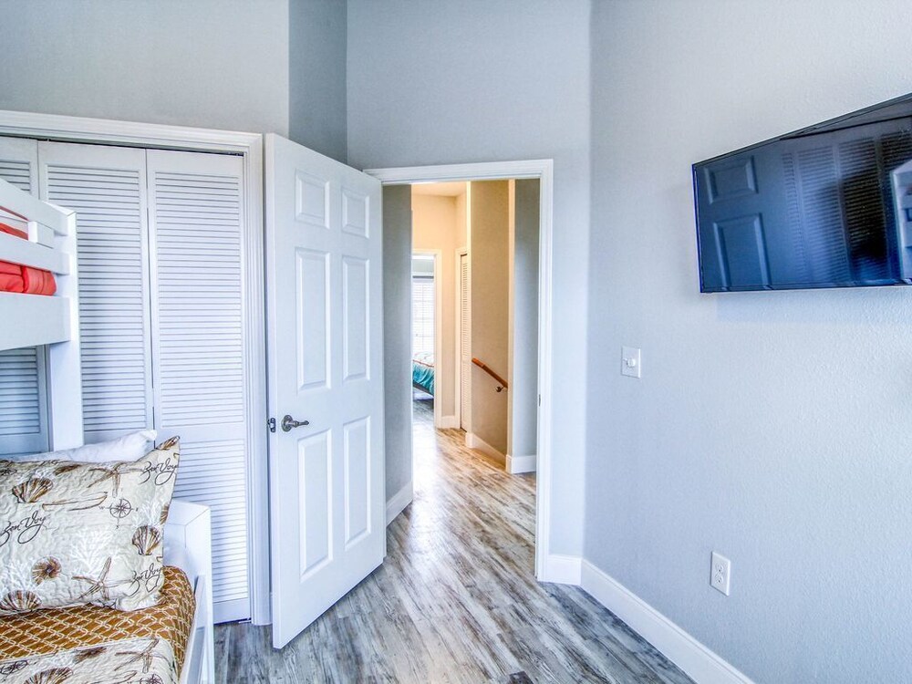 Updated townhome with Gulf views, WiFi, washer/dryer, & pool Corpus