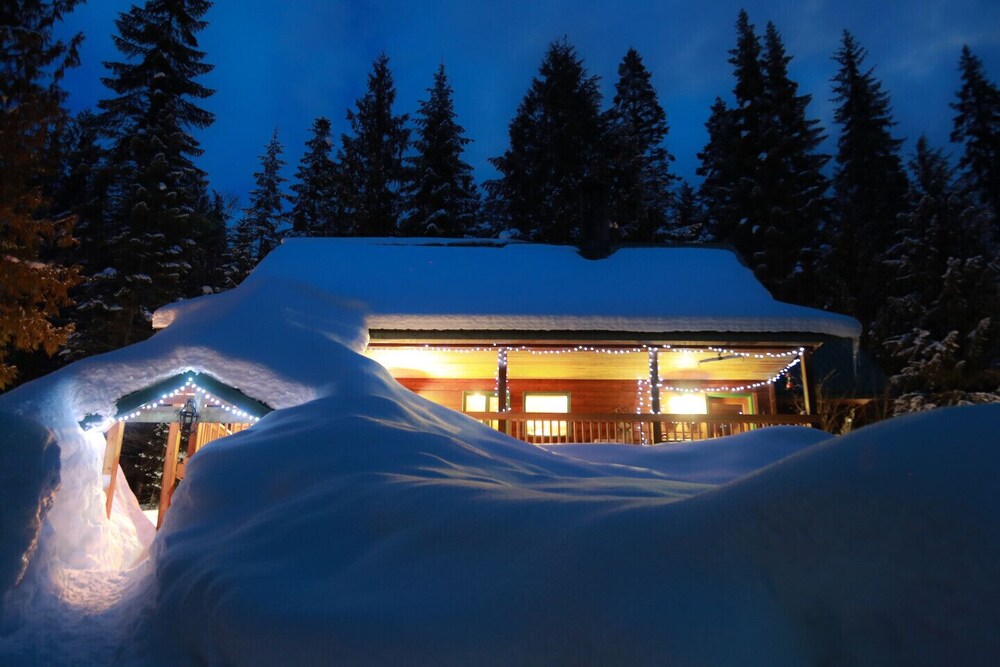 Boutique Mountain Lodge, 4 cabins, 20 km South of Nelson Deals & Reviews (Ymir, CAN) Wotif