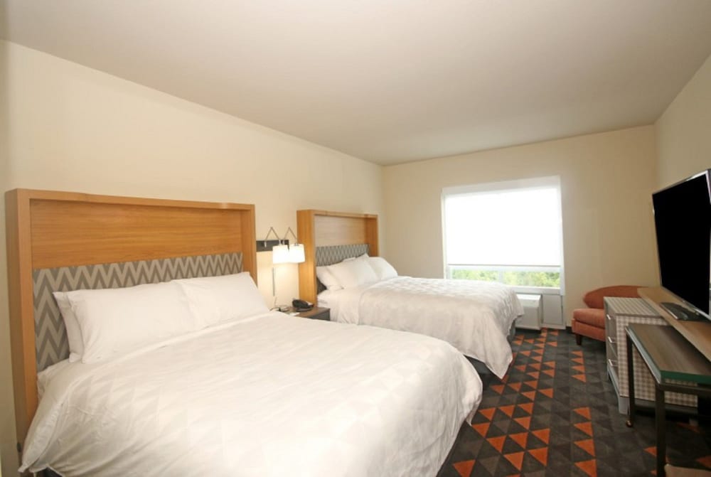 Holiday Inn Hotel And Suites Fayetteville W-Fort Bragg Area, an IHG Hotel - hotel rooms