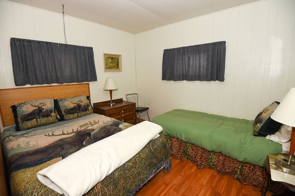 The Pines Housekeeping Cottage Gananoque Cottage 2 Leeds and the