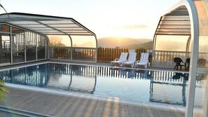 Piscine couverte, piscine extérieure