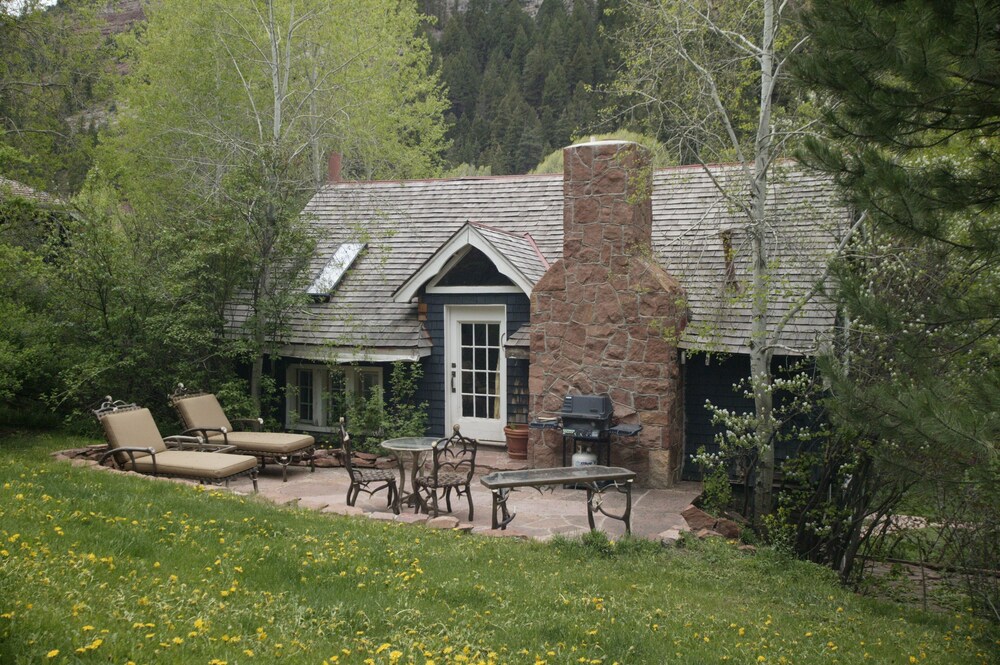 Historic Cottage on Private Estate with Swimming Pool & Tennis Court on