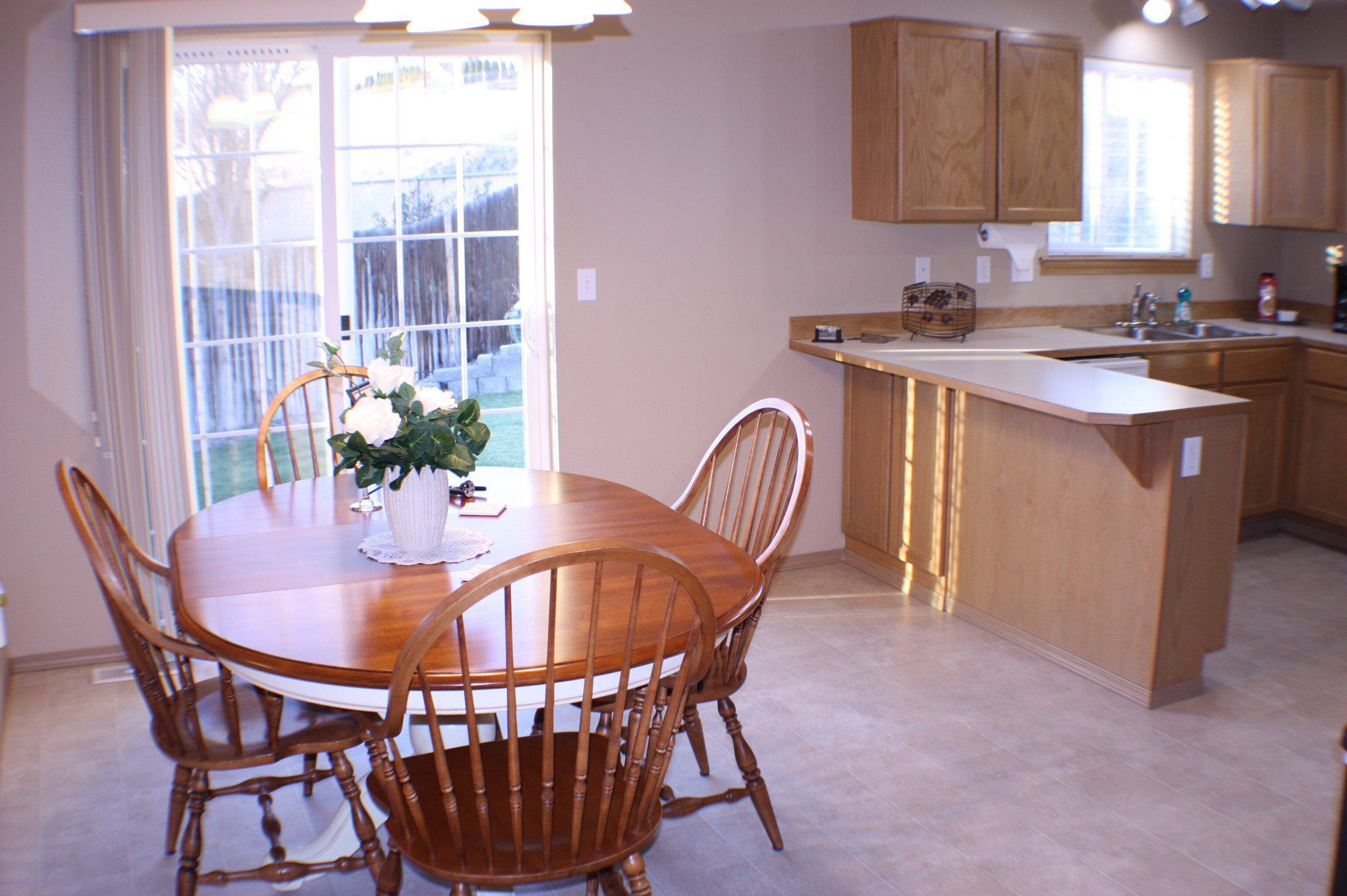 Overnight With Us 4219 - 3 Bedroom, 2.5 Baths, 2 Car Garage - Upscale 3 Bedroom Home Within 2 Minute in Yakima, United States