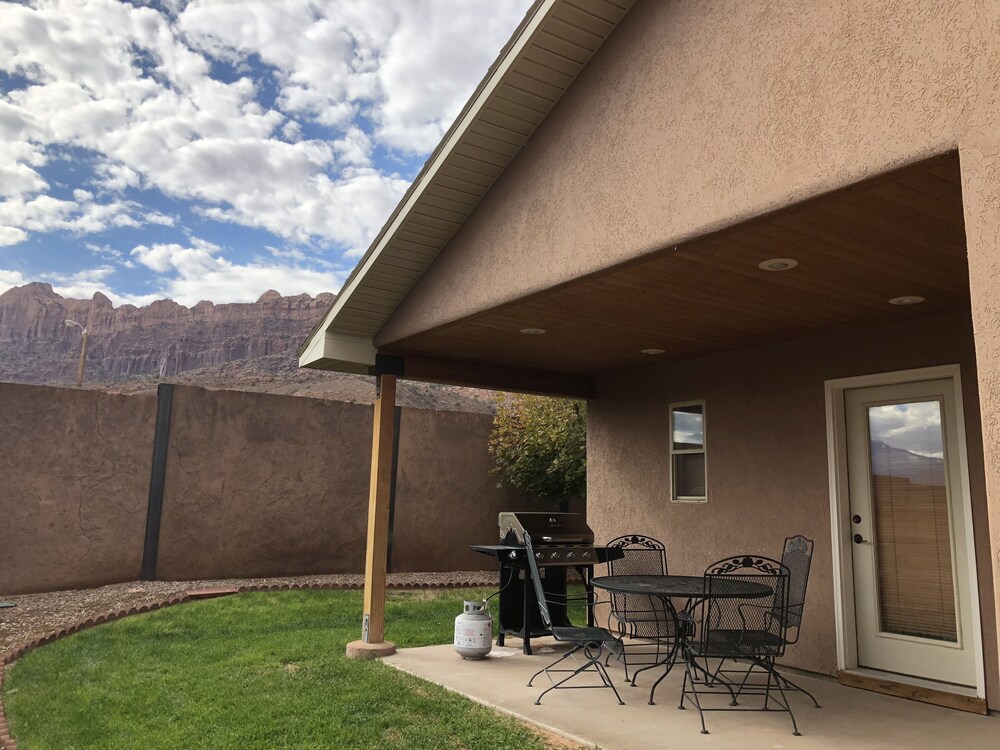 Moab Horsethief House - 3B/2.5B - Garage - Pool