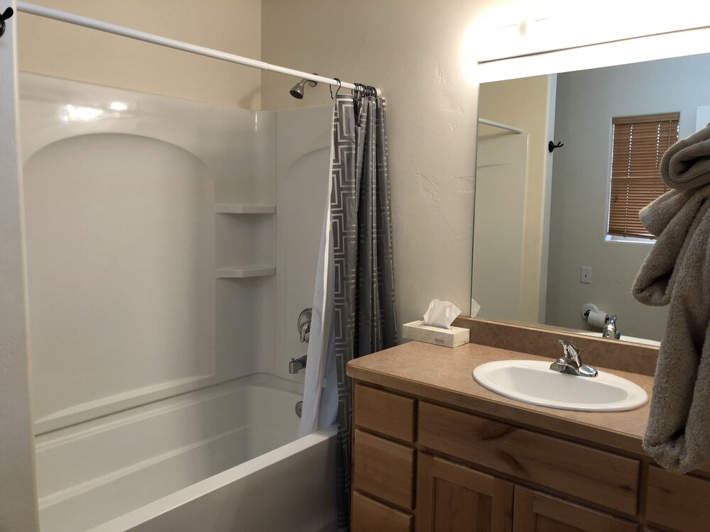 Moab Horsethief House - 3B/2.5B - Garage - Pool