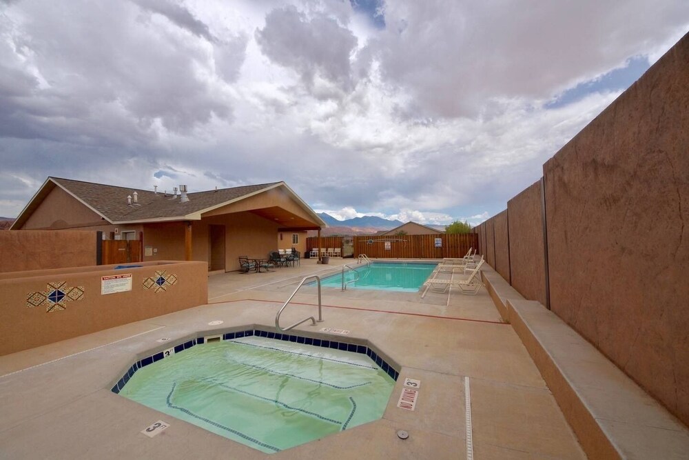 Moab Horsethief House - 3B/2.5B - Garage - Pool
