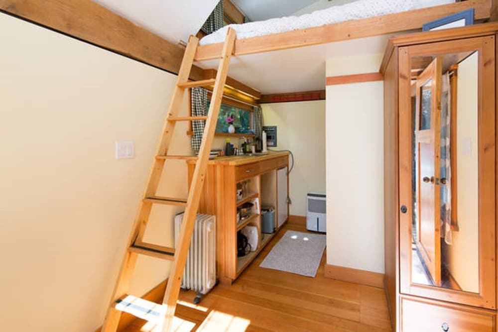 The Micro Cabin In Roberts Creek 2 Minutes from the Beach! Roberts