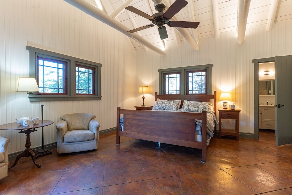 On the Beach, Teddy Roosevelt Stayed Here. Pet friendly, large fenced