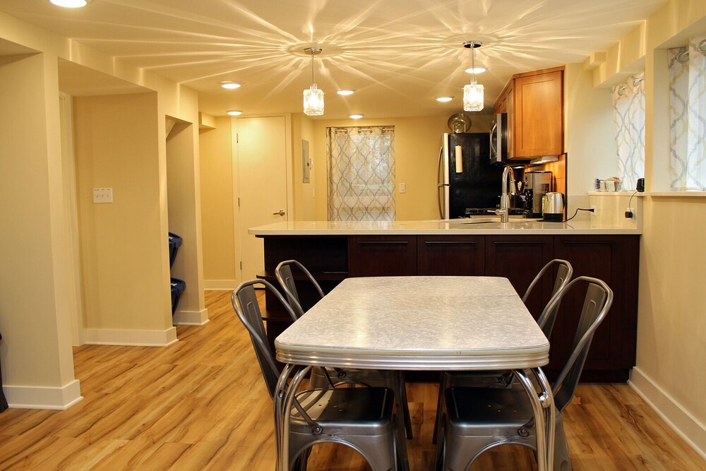 Large Alberta Arts Studio With Full Kitchen In King Hotel Rates