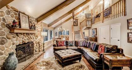 Eagle Creek Retreat Seven Bedroom Cabin with Hot Tub