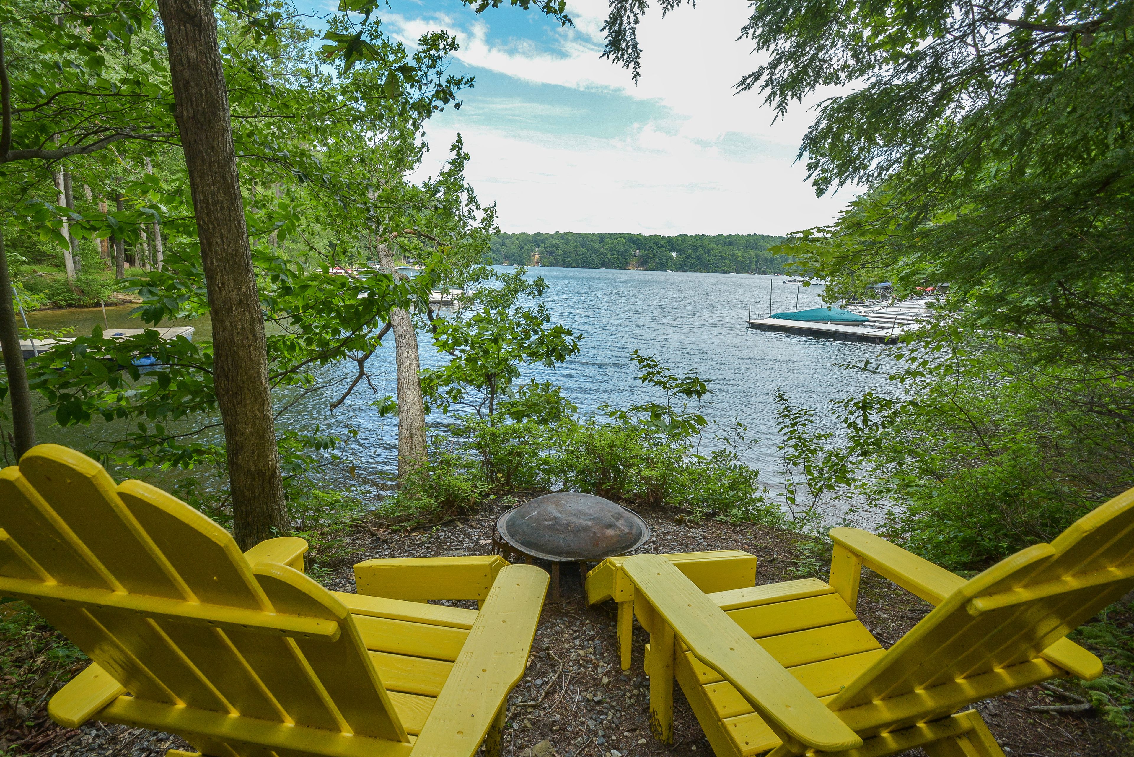 Lake Shore Retreat 5 Bedroom House in Cumberland, United States