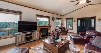 Mountain Views - Three Bedroom Cabin with Hot Tub