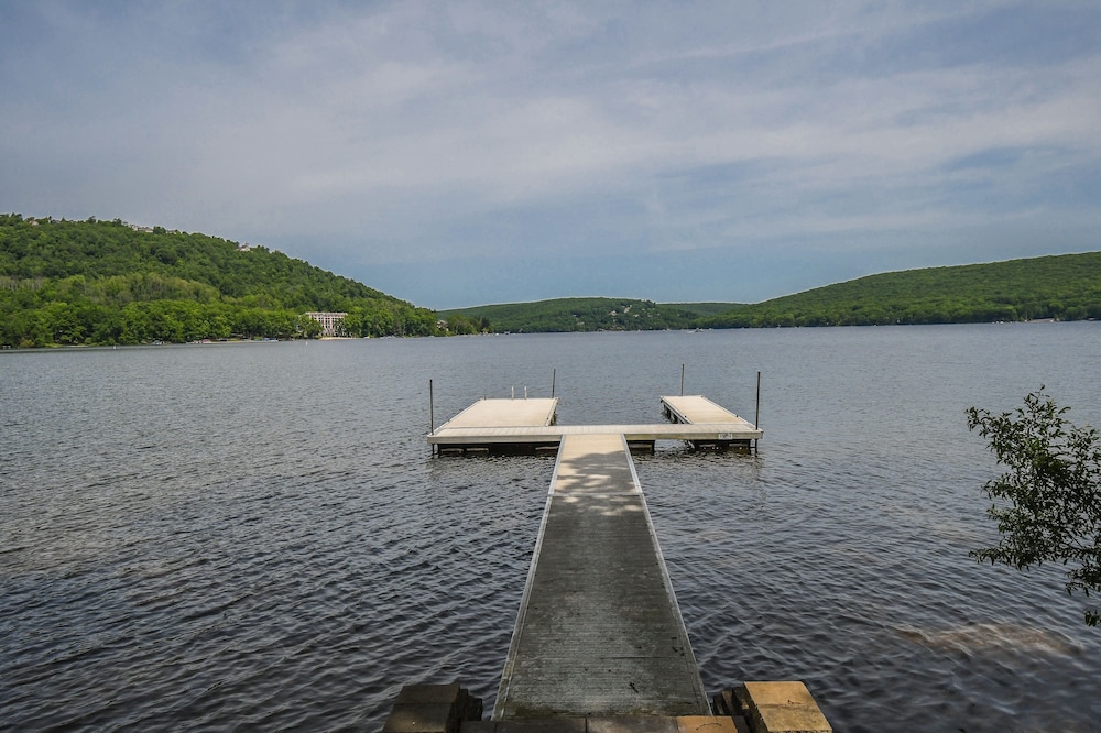 Preston on the Lake 5 Bedroom House in Oakland Best Rates & Deals on