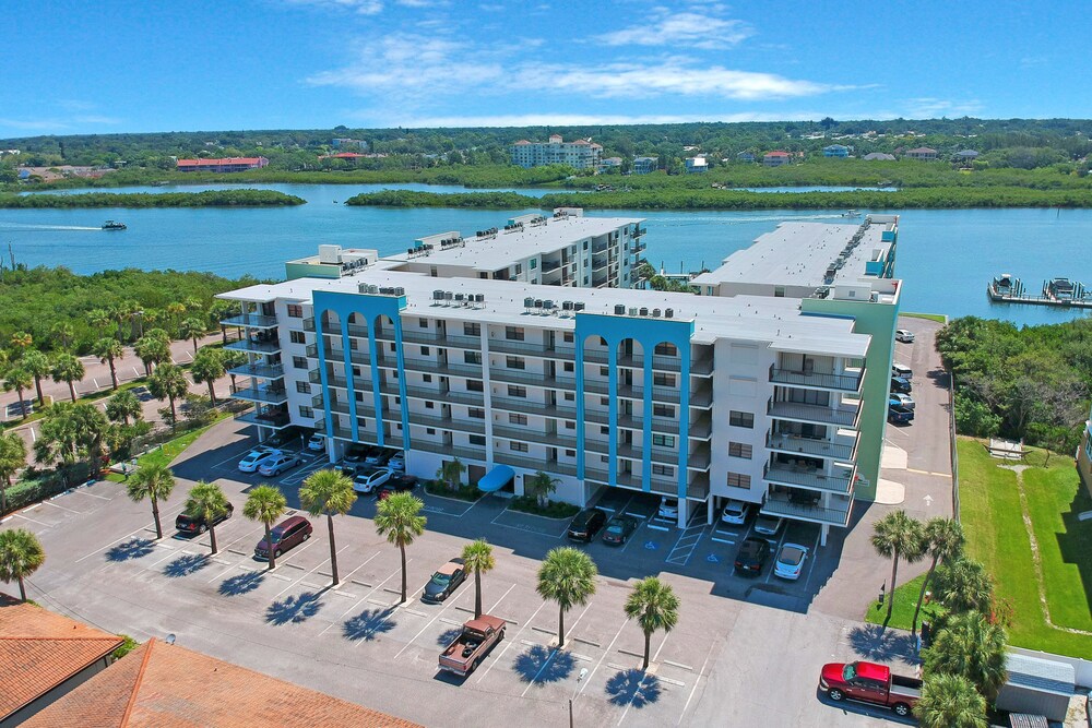 Light & airy condo with balcony, pool, hot tub & beach access - St.  Petersburg - Clearwater | Vrbo