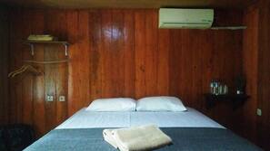Escritorio, wifi gratis, ropa de cama