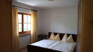 2 bedrooms, desk, free WiFi, linens