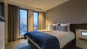 Hypo-allergenic bedding, minibar, in-room safe, desk