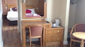 Tabla de planchar con plancha, wifi gratis, ropa de cama
