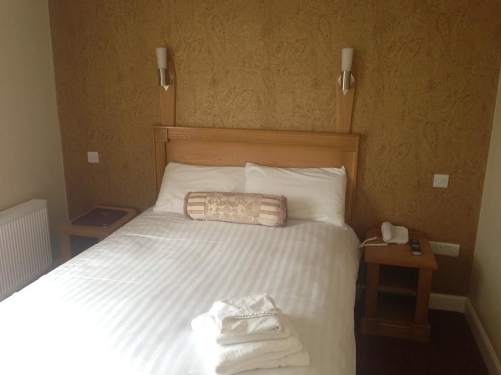 Creighton Hotel Deals & Reviews (Clones, IRL) Wotif