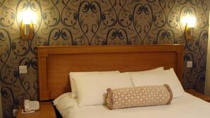 Tabla de planchar con plancha, wifi gratis, ropa de cama