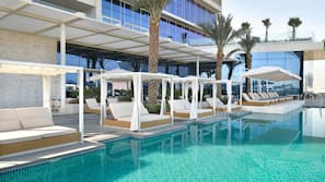 Piscine extérieure, cabanons gratuits, parasols de plage