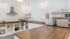 Full-sized fridge, microwave, oven, hob