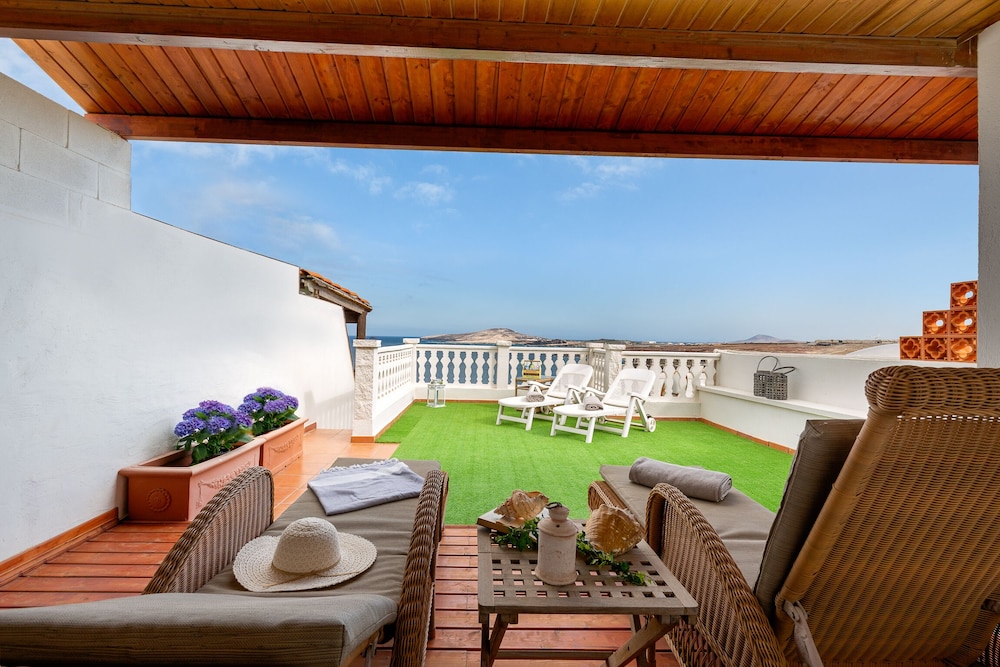 Magnificent Duplex Penthouse for 7 People at Tufia Beach in Telde, Spain