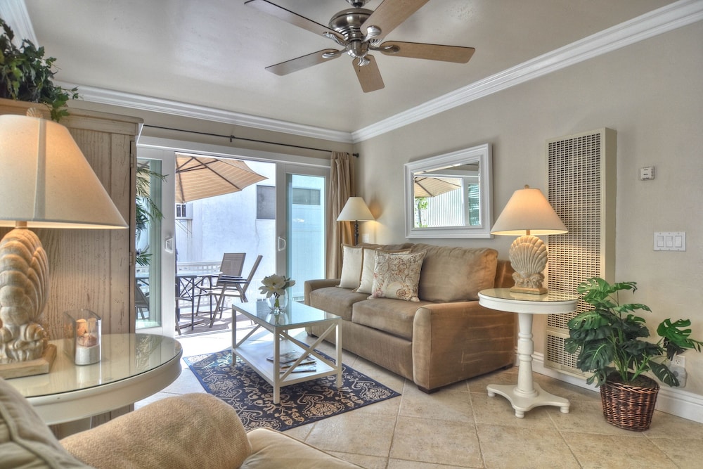 Comfortable Coastal Condo one Block From the Beach in Pier Bowl! in San Clemente, United States