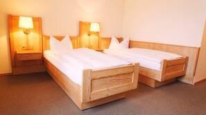 Zimmersafe, Schreibtisch, Verdunkelungsvorhänge, schallisolierte Zimmer