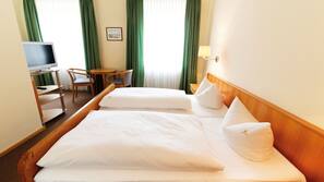 Zimmersafe, Schreibtisch, Verdunkelungsvorhänge, schallisolierte Zimmer
