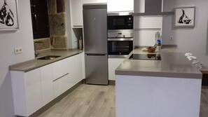 Frigorífico, microondas, horno y placa de cocina