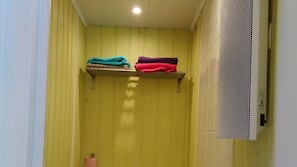 Douche, articles de toilette gratuits, sèche-cheveux