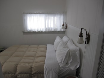 Harbor Cozy Cottage Lake View Pottery Barn Style Pictured