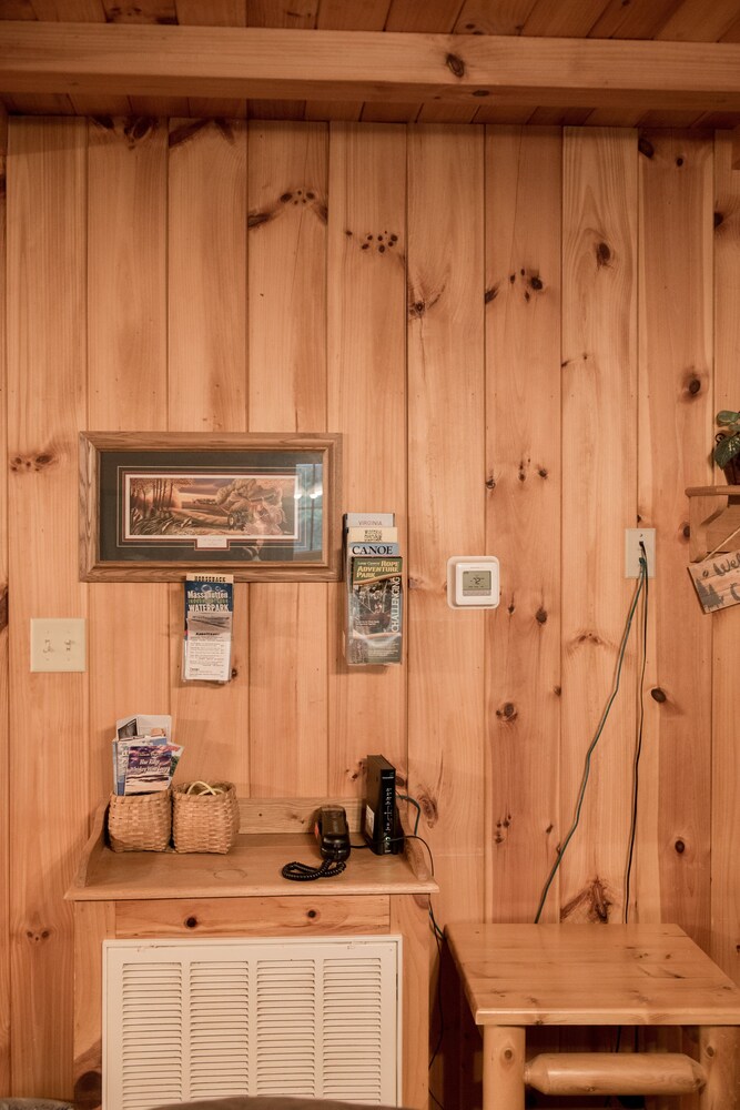 Log Cabin for couples and family in the Shenandoah Valley,10 miles from