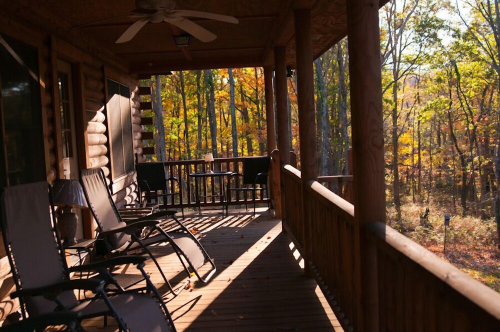 Nicely Appointed Cabin in Scenic Setting. Familyfriendly, Romantic Too