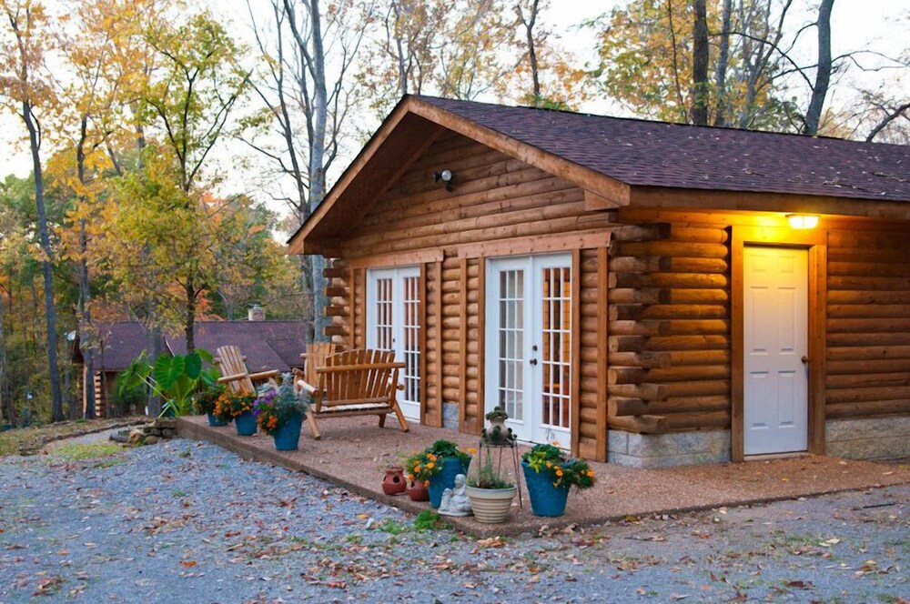 Nicely Appointed Cabin in Scenic Setting. Familyfriendly, Romantic Too