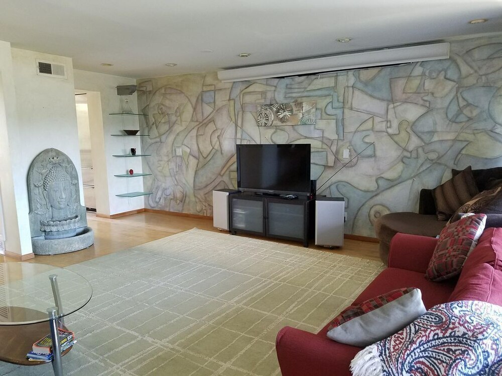 Spacious Sunny Comfortable Centrally Located Mission Valley