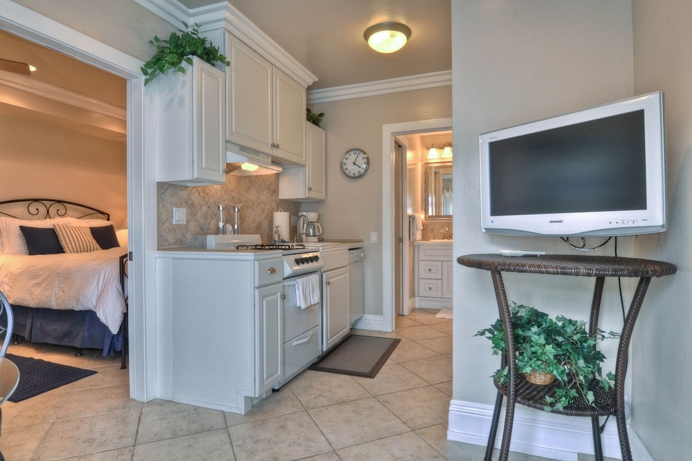 Cozy Rental w/ Full Kitchen and Ocean View, Near Town and Beach! in San Clemente, United States