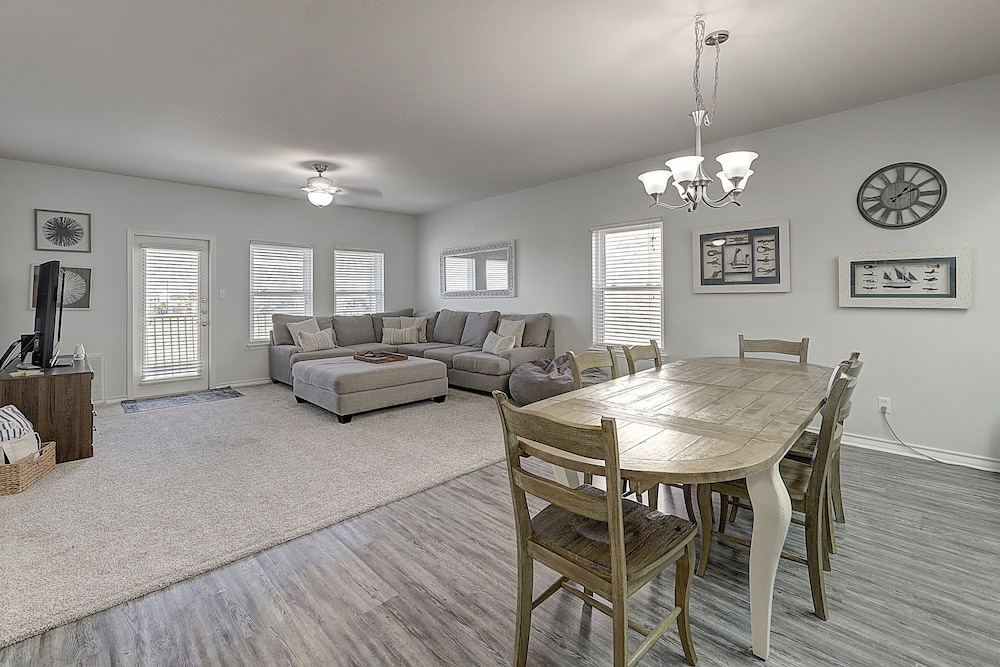 Canalview condo with WiFi, pool, central AC & private washer/dryer