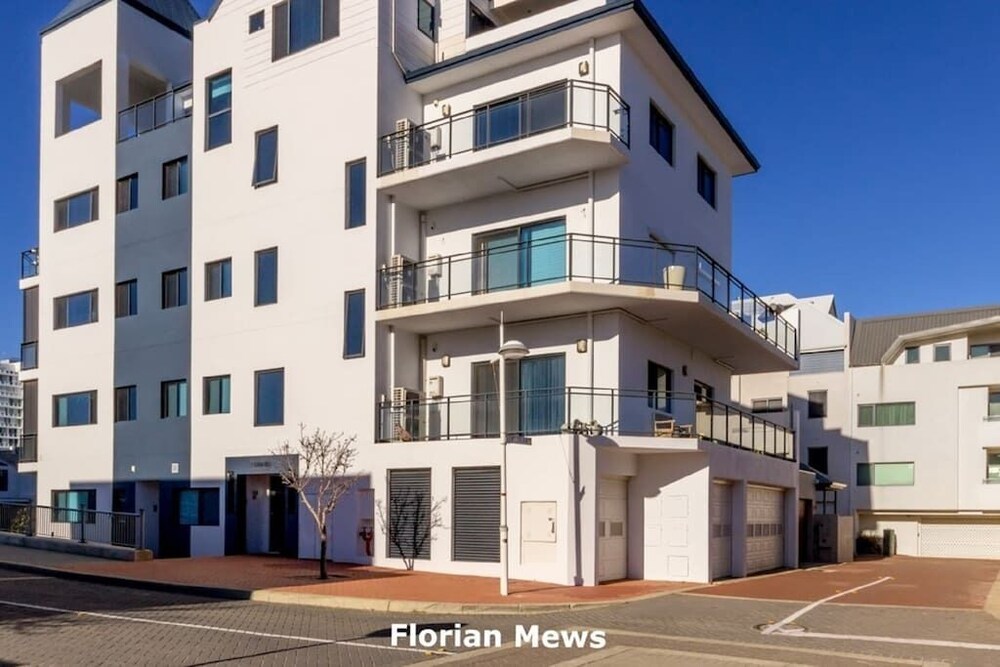 Luxurious Mandurah Marina Apartment