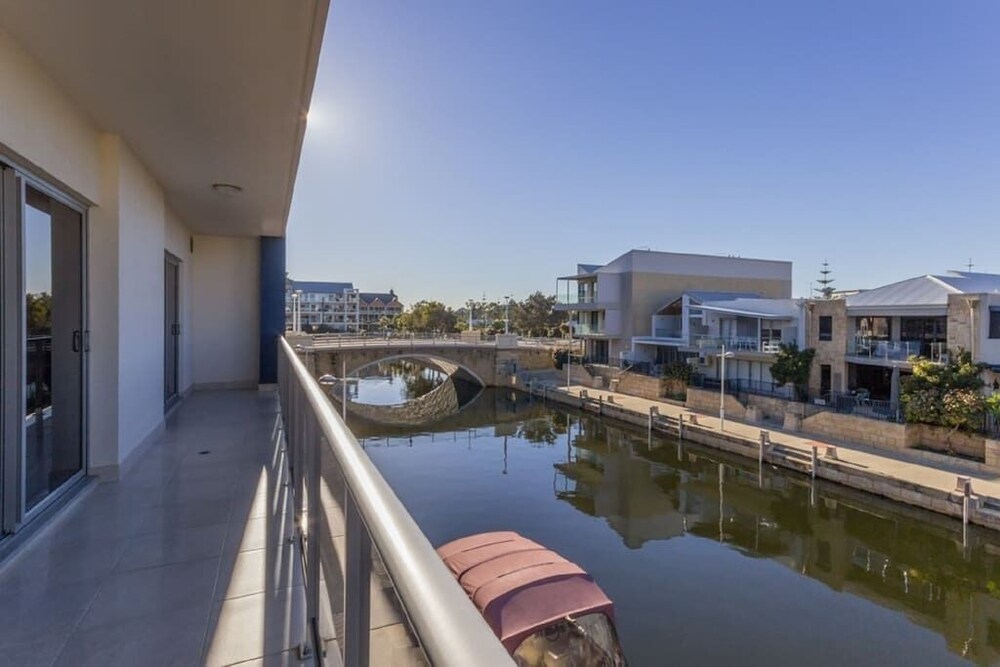 Luxurious Mandurah Marina Apartment