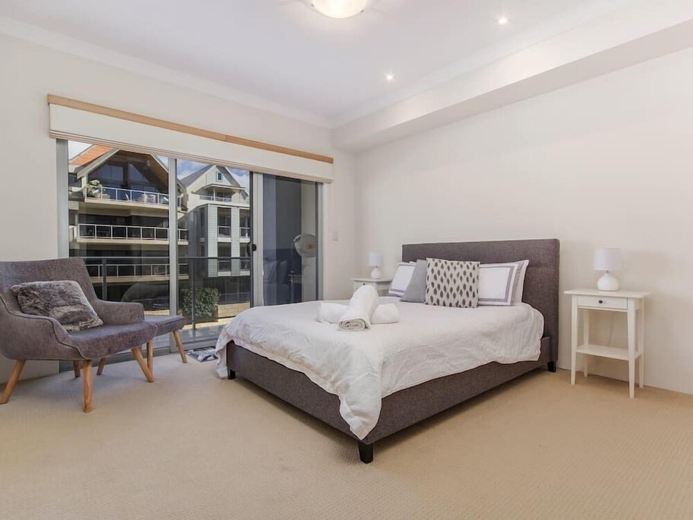 Luxurious Mandurah Marina Apartment