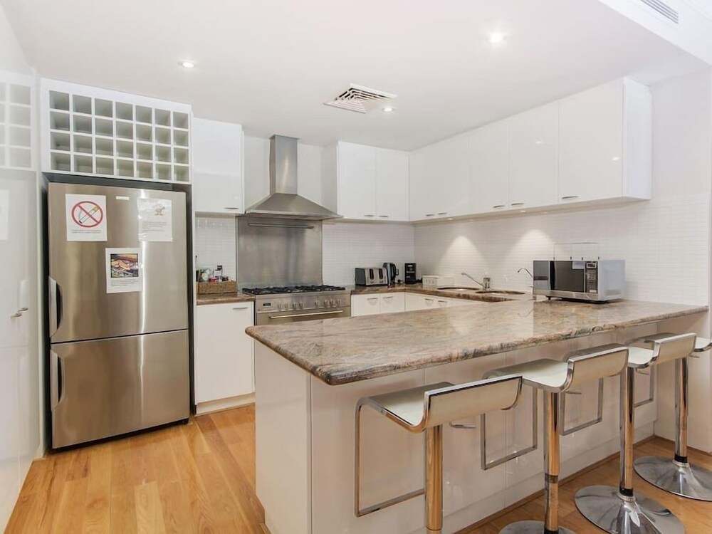 Luxurious Mandurah Marina Apartment